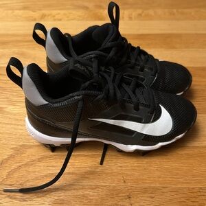⚾ Nike Alpha Youth Cleats – Size 1Y Wide – Black/White